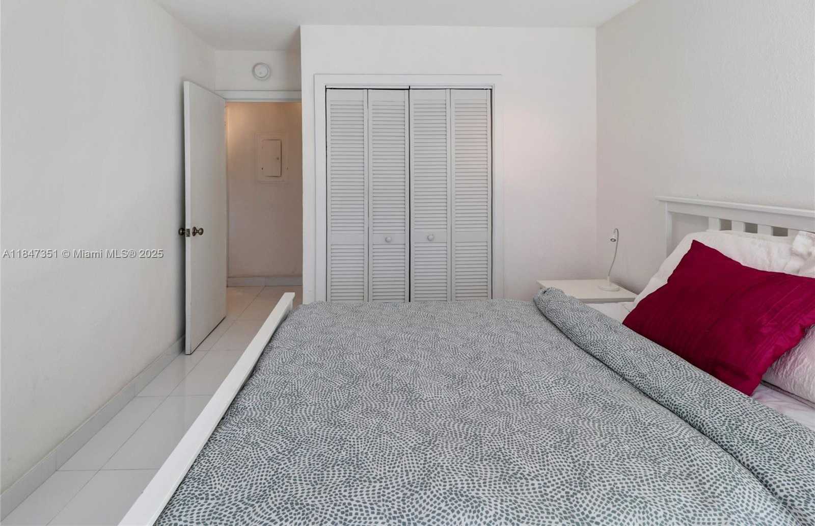 Small Image of 220 KINGS POINT DR #401, Sunny Isles Beach Number 20