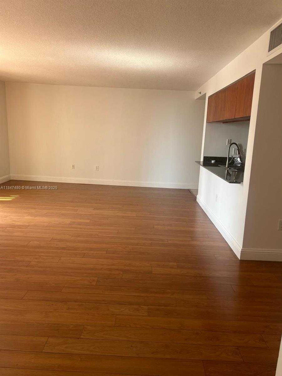 Small Image of 1200 BRICKELL BAY DR #2723, Miami Number 4