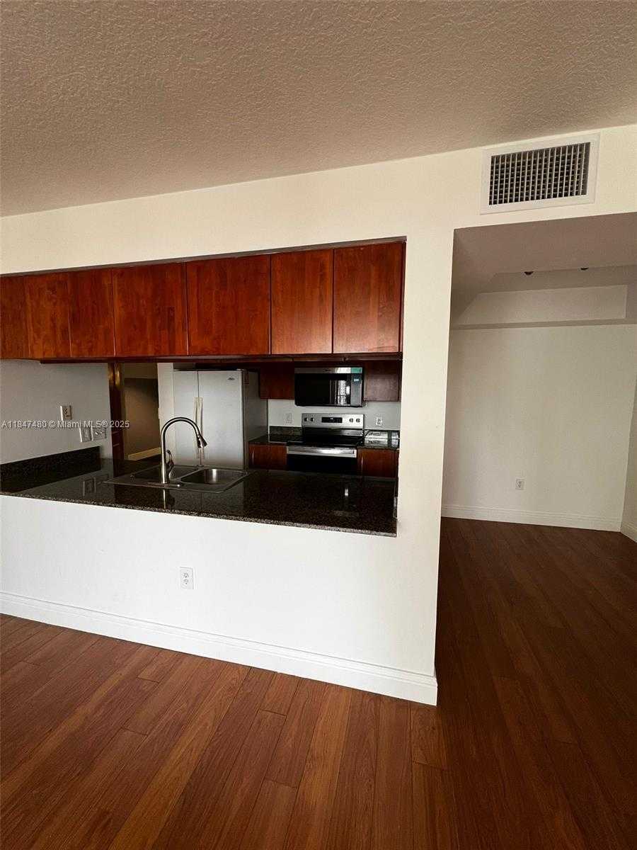 Small Image of 1200 BRICKELL BAY DR #2723, Miami Number 5