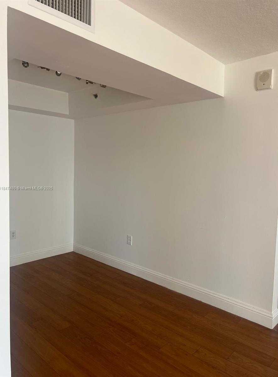 Small Image of 1200 BRICKELL BAY DR #2723, Miami Number 6