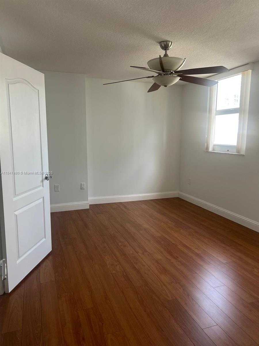 Small Image of 1200 BRICKELL BAY DR #2723, Miami Number 7