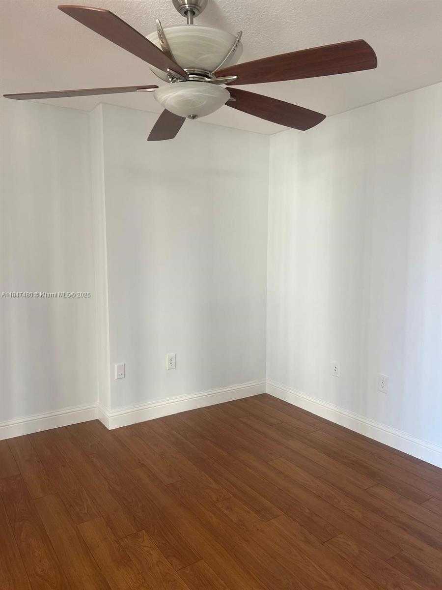 Small Image of 1200 BRICKELL BAY DR #2723, Miami Number 8