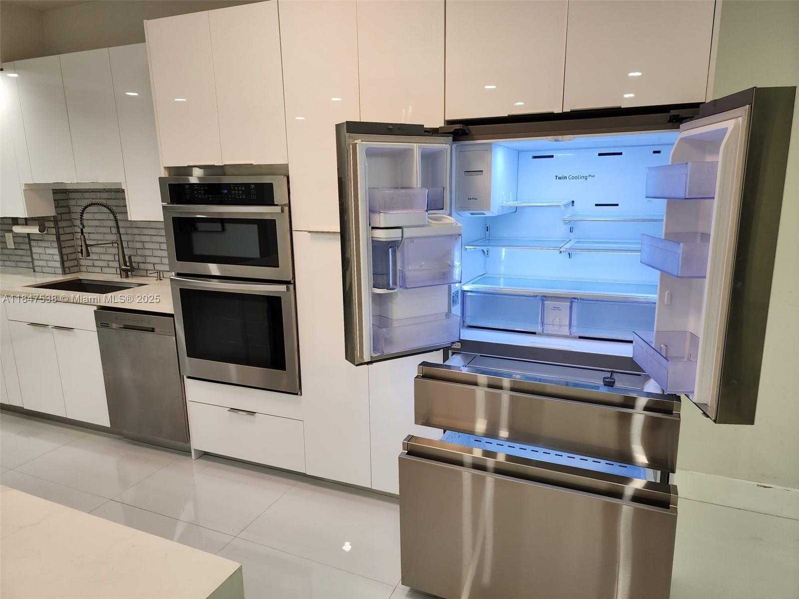 Small Image of 10730 NORTH WEST 66TH ST #401, Doral Number 5