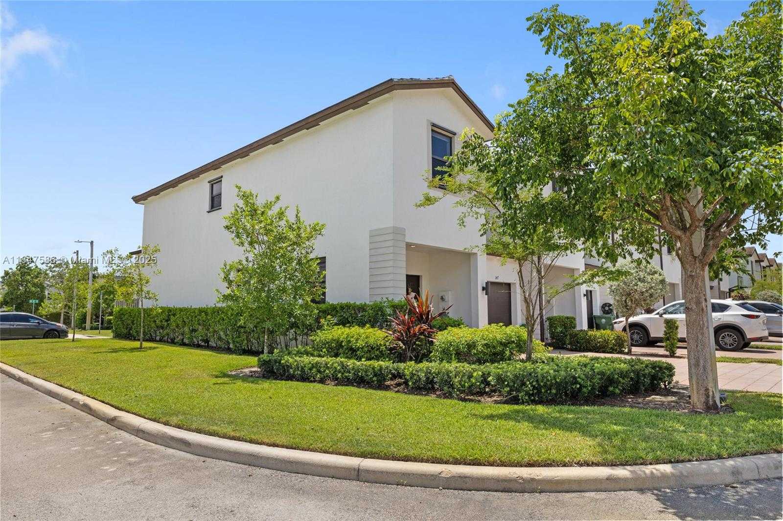 Small Image of 147 SOUTH WEST 185TH WAY #147, Pembroke Pines Number 2