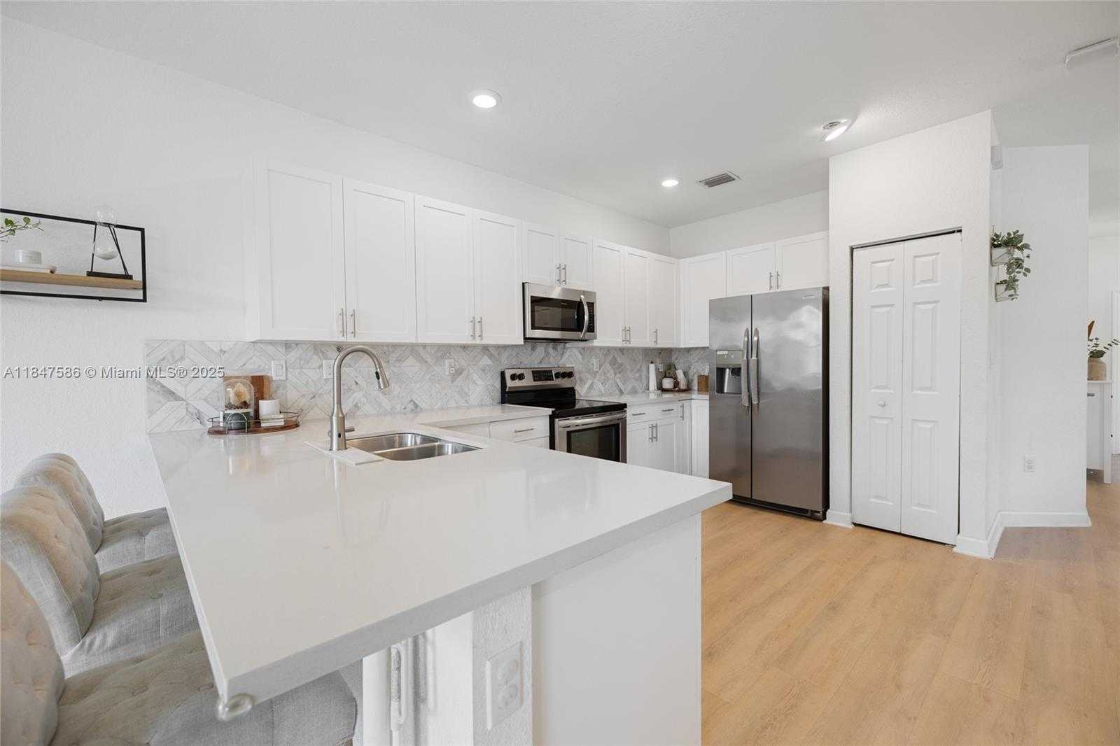 Small Image of 147 SOUTH WEST 185TH WAY #147, Pembroke Pines Number 4