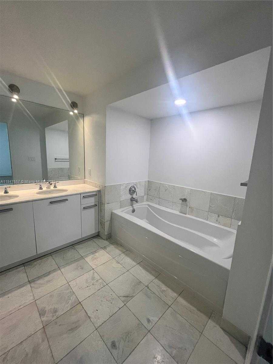 Small Image of 1060 BRICKELL AVE #2217, Miami Number 7