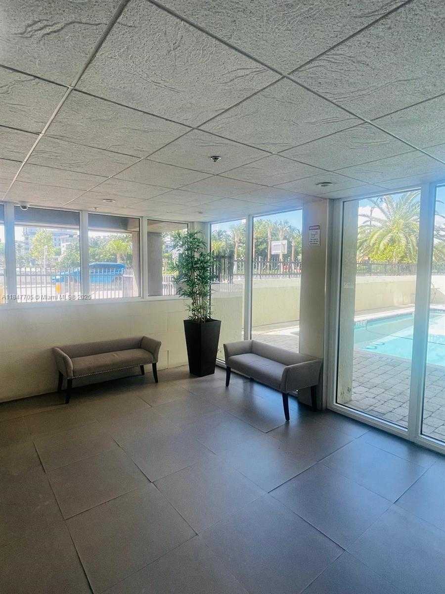 Small Image of 2600 COLLINS AVE #211, Miami Beach Number 10