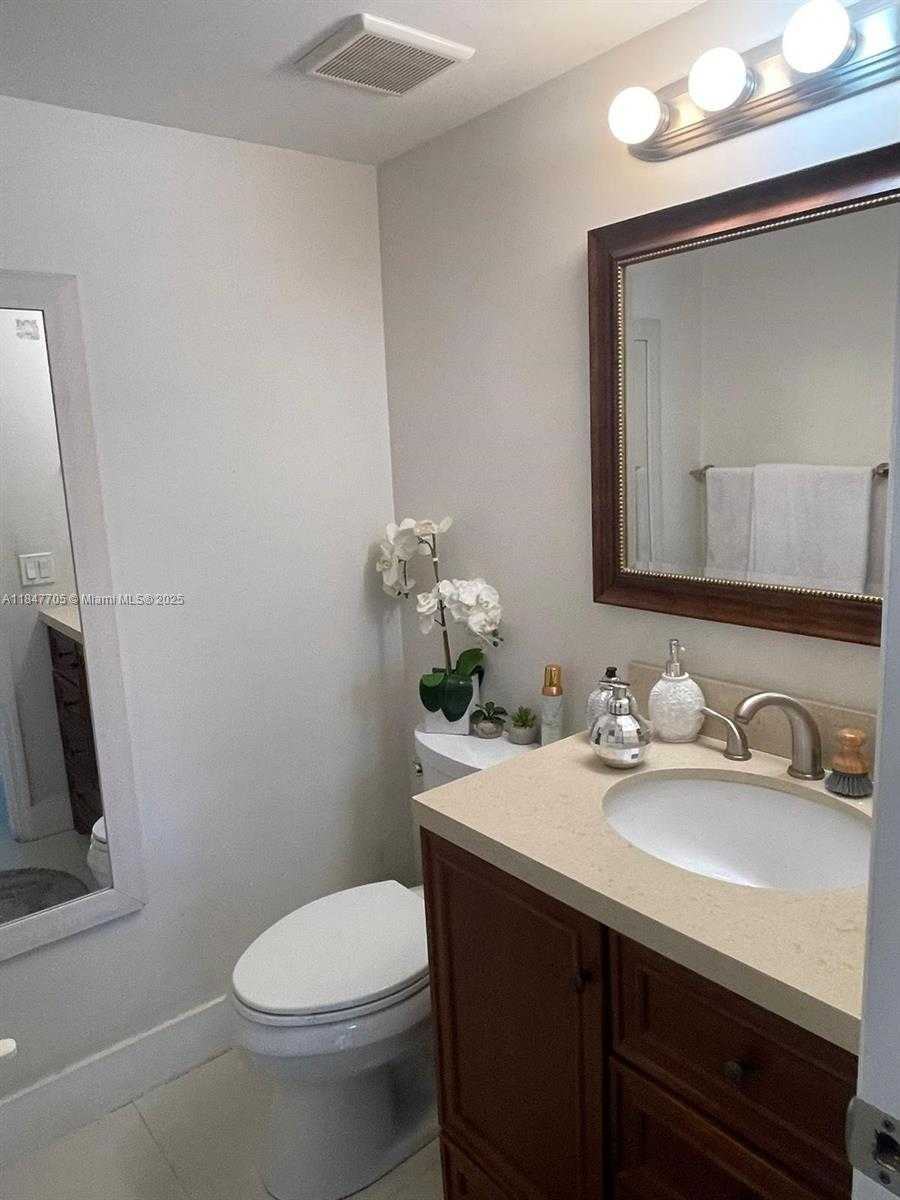 Small Image of 2600 COLLINS AVE #211, Miami Beach Number 4