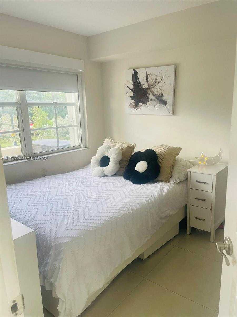 Small Image of 2600 COLLINS AVE #211, Miami Beach Number 5