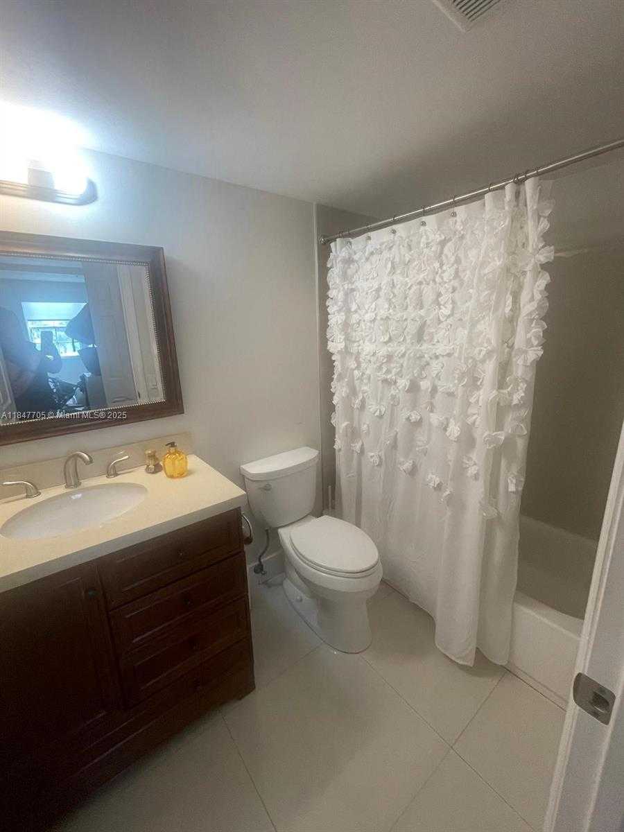 Small Image of 2600 COLLINS AVE #211, Miami Beach Number 6