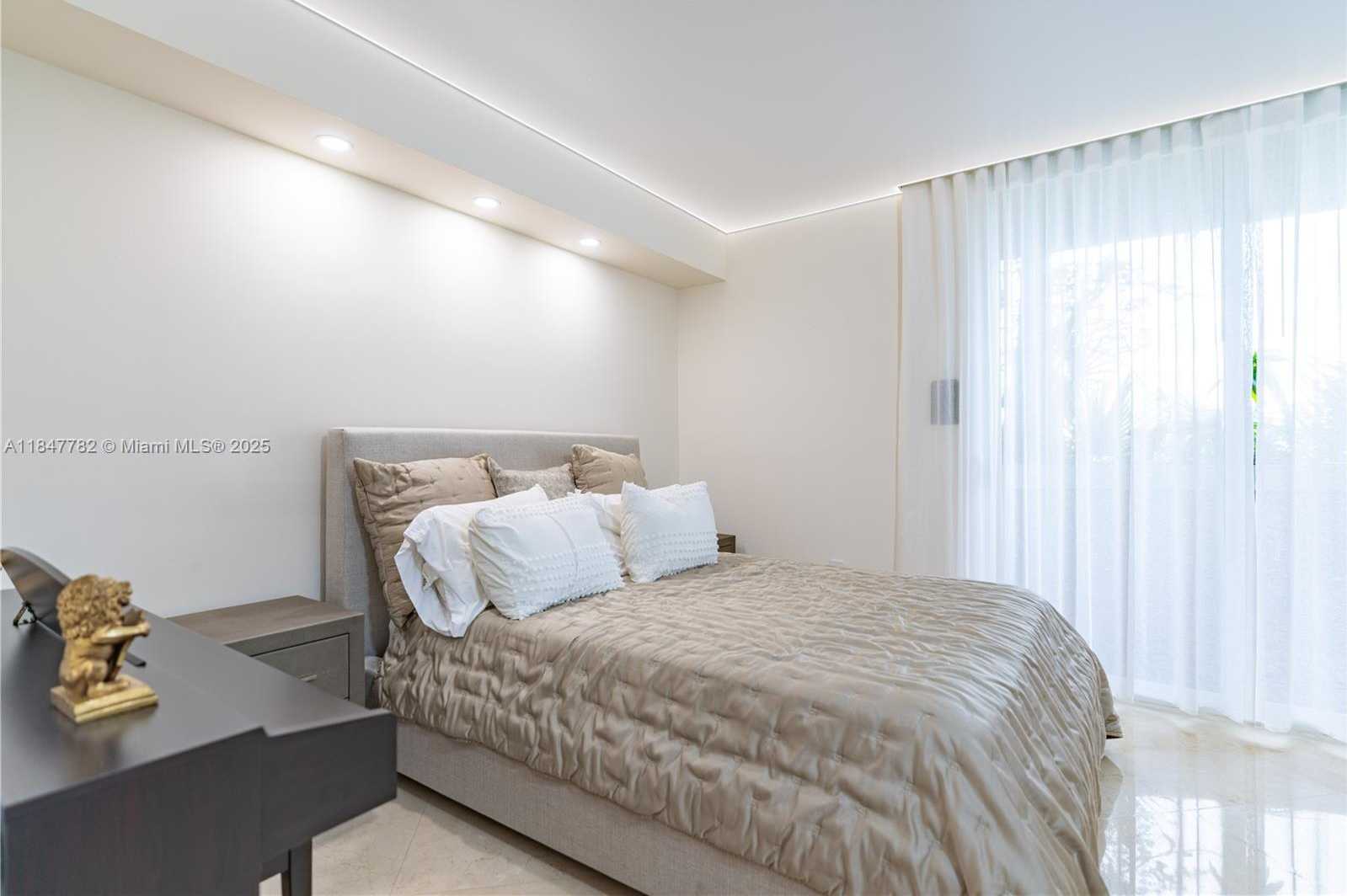 Small Image of 17555 ATLANTIC BLVD #508, Sunny Isles Beach Number 20