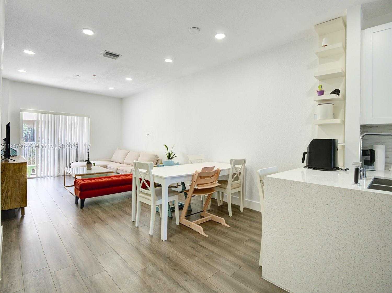 Small Image of 5630 NORTH WEST 114TH PATH #210, Doral Number 2