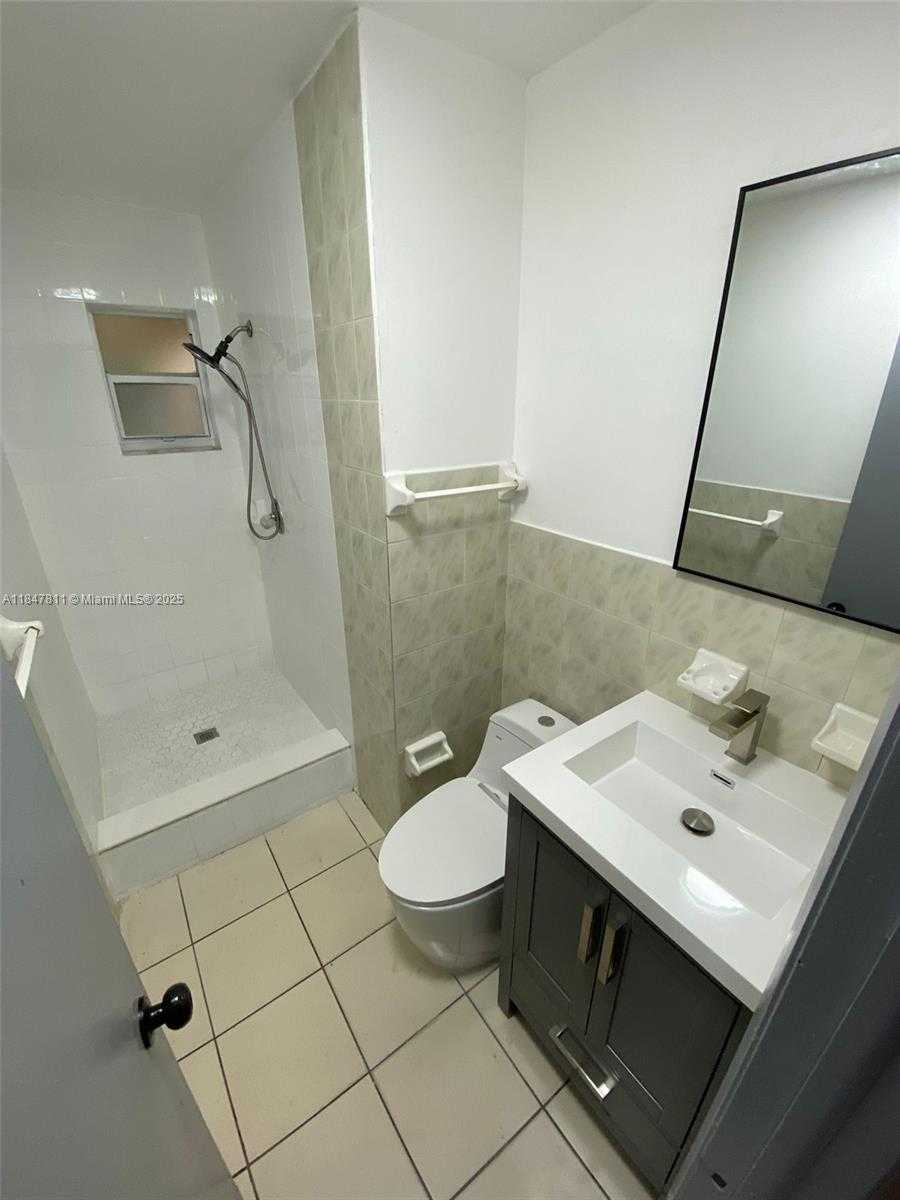 Small Image of 14 EAST LEJEUNE, Hialeah Number 11