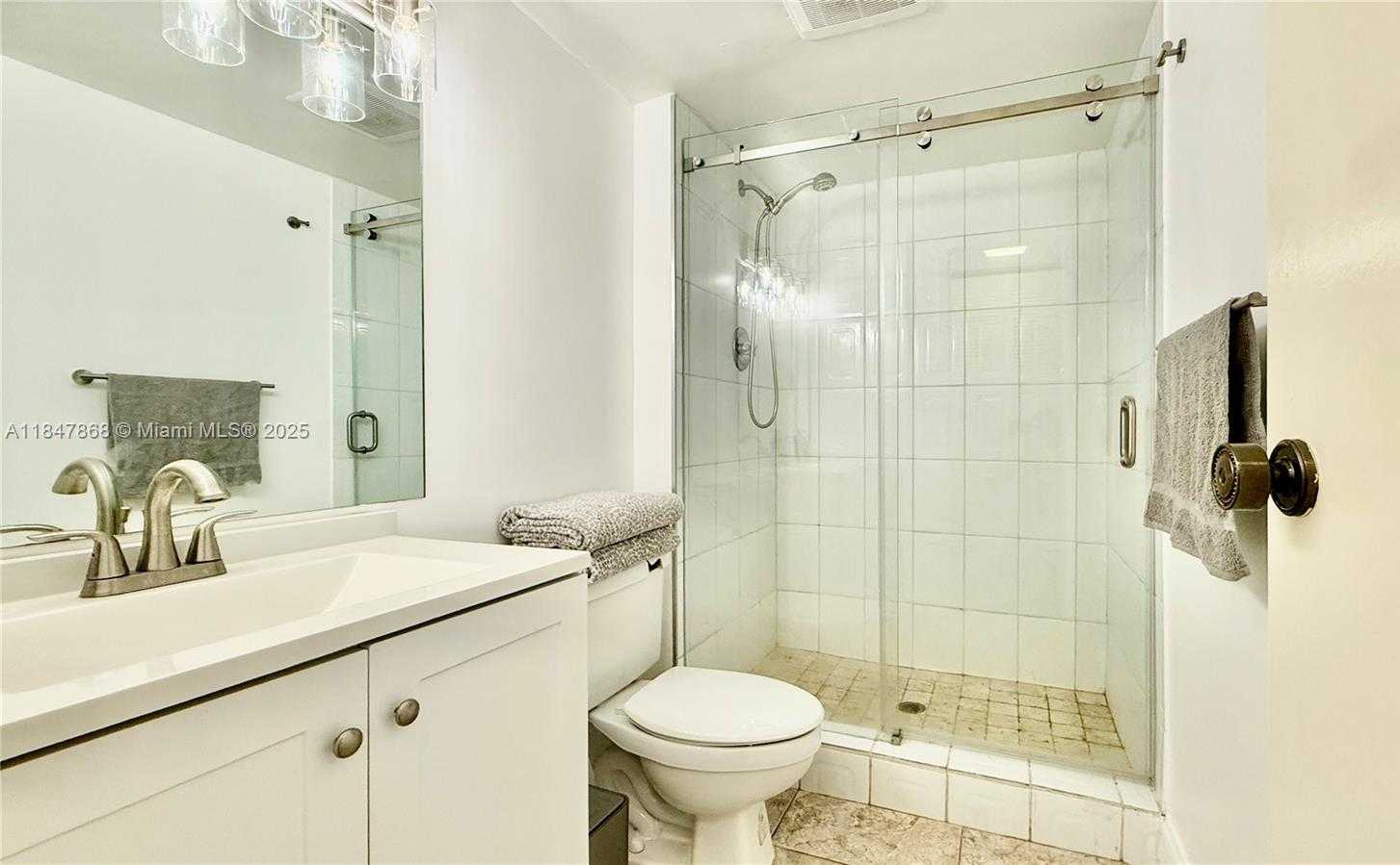 Small Image of 100 BAYVIEW DR #429, Sunny Isles Beach Number 11