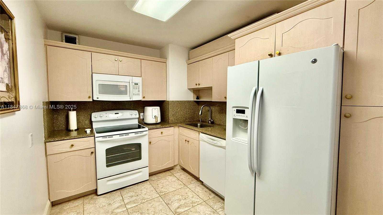 Small Image of 100 BAYVIEW DR #429, Sunny Isles Beach Number 3