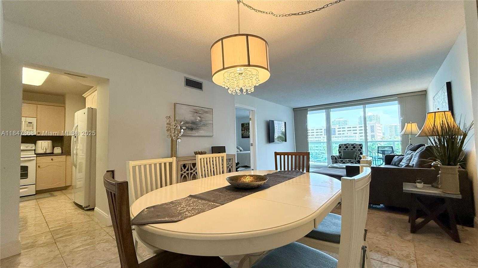 Small Image of 100 BAYVIEW DR #429, Sunny Isles Beach Number 5