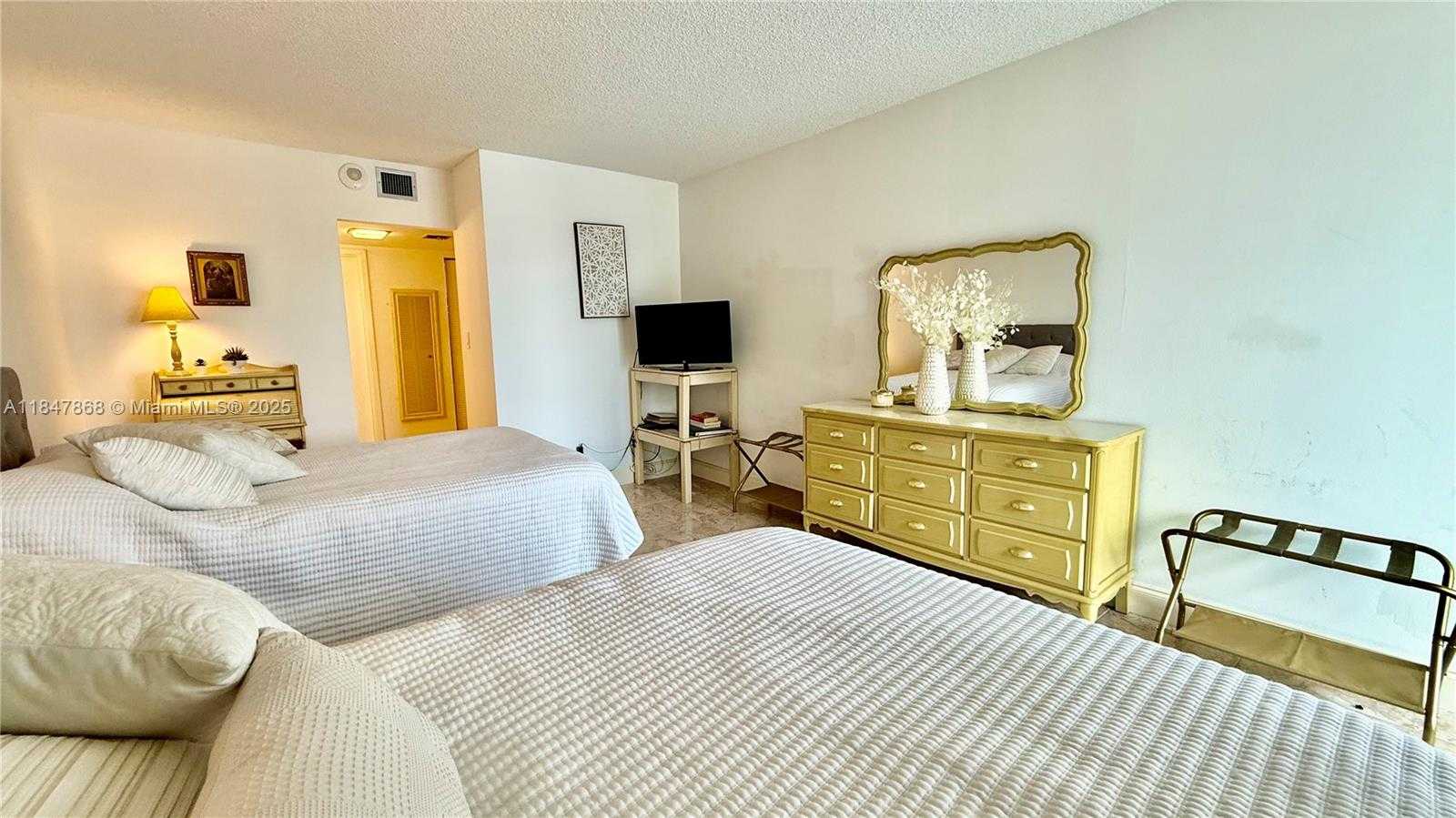 Small Image of 100 BAYVIEW DR #429, Sunny Isles Beach Number 6