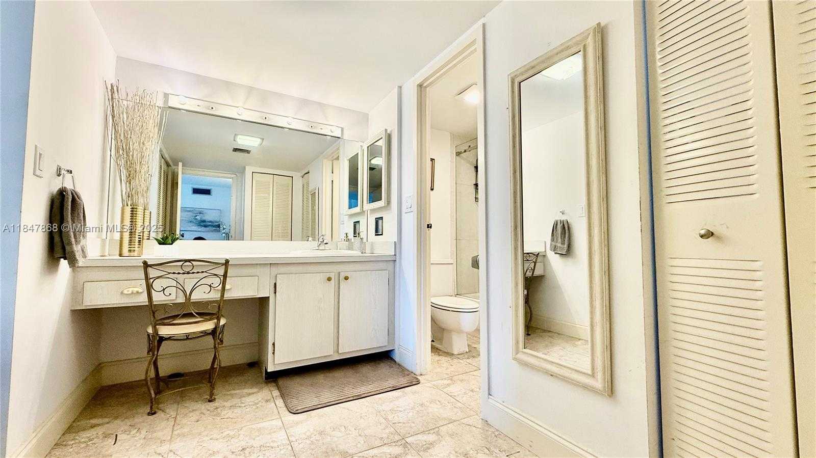 Small Image of 100 BAYVIEW DR #429, Sunny Isles Beach Number 8