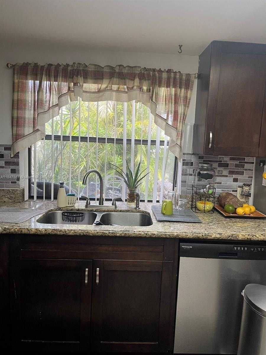 Small Image of 17919 NORTH WEST 66TH CT, Hialeah Number 10