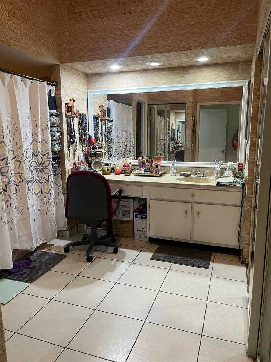 Small Image of 17919 NORTH WEST 66TH CT, Hialeah Number 11