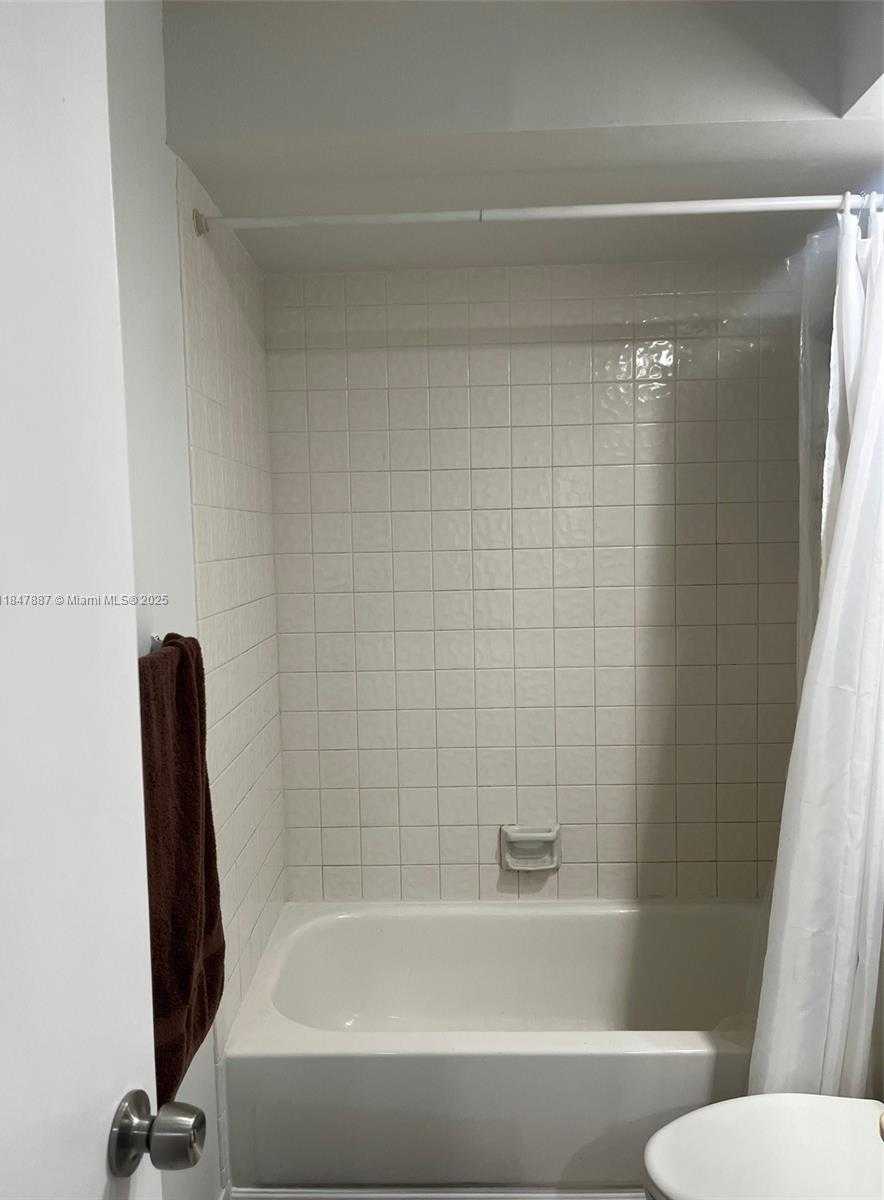Small Image of 17919 NORTH WEST 66TH CT, Hialeah Number 25