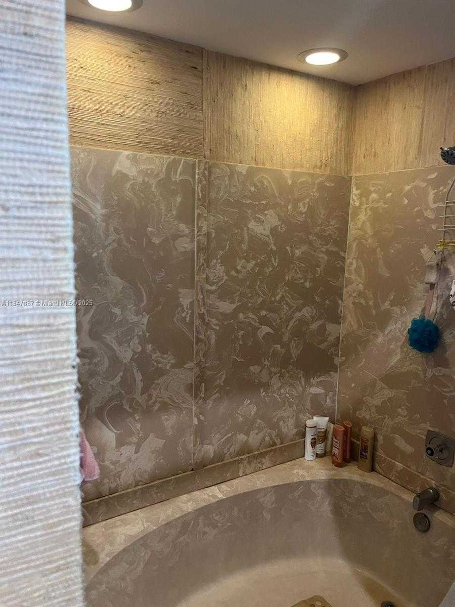 Small Image of 17919 NORTH WEST 66TH CT, Hialeah Number 27