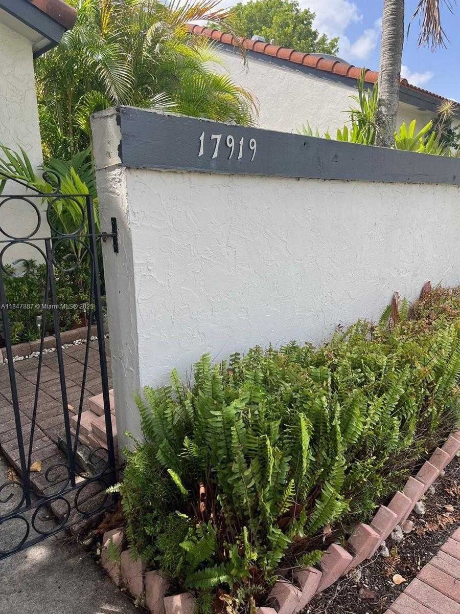 Small Image of 17919 NORTH WEST 66TH CT, Hialeah Number 3