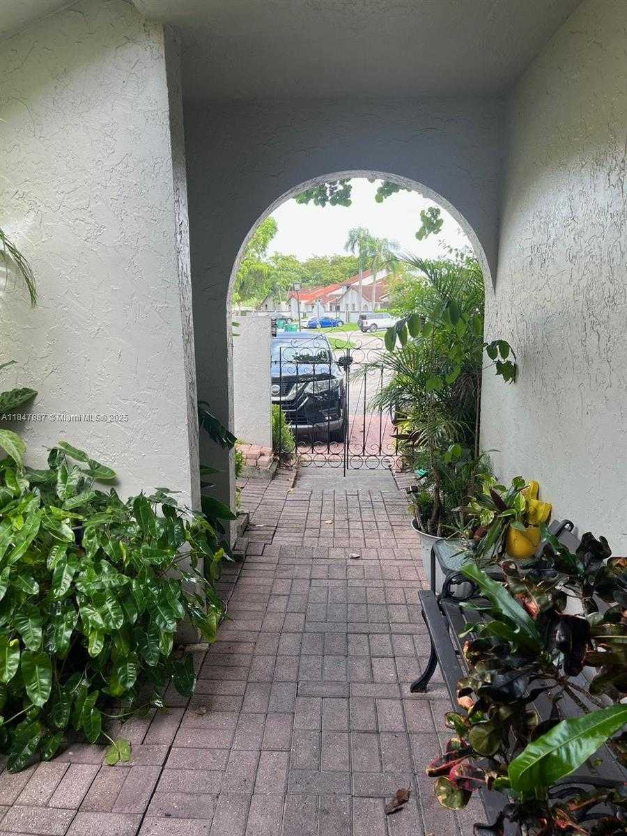 Small Image of 17919 NORTH WEST 66TH CT, Hialeah Number 4