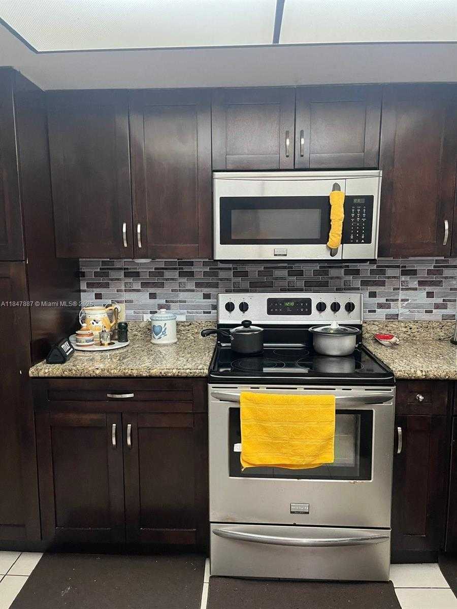 Small Image of 17919 NORTH WEST 66TH CT, Hialeah Number 7