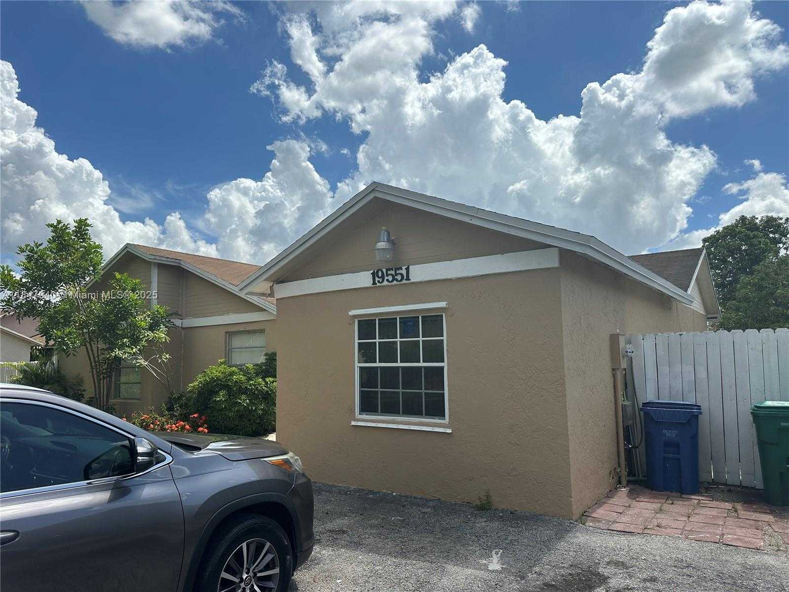 Small Image of 19551 NORTH WEST 57TH PL, Hialeah Number 2