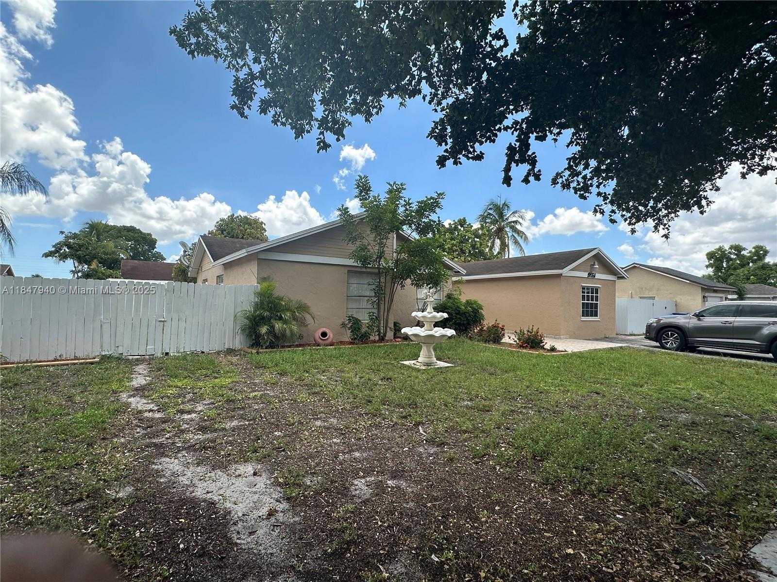 Small Image of 19551 NORTH WEST 57TH PL, Hialeah Number 3