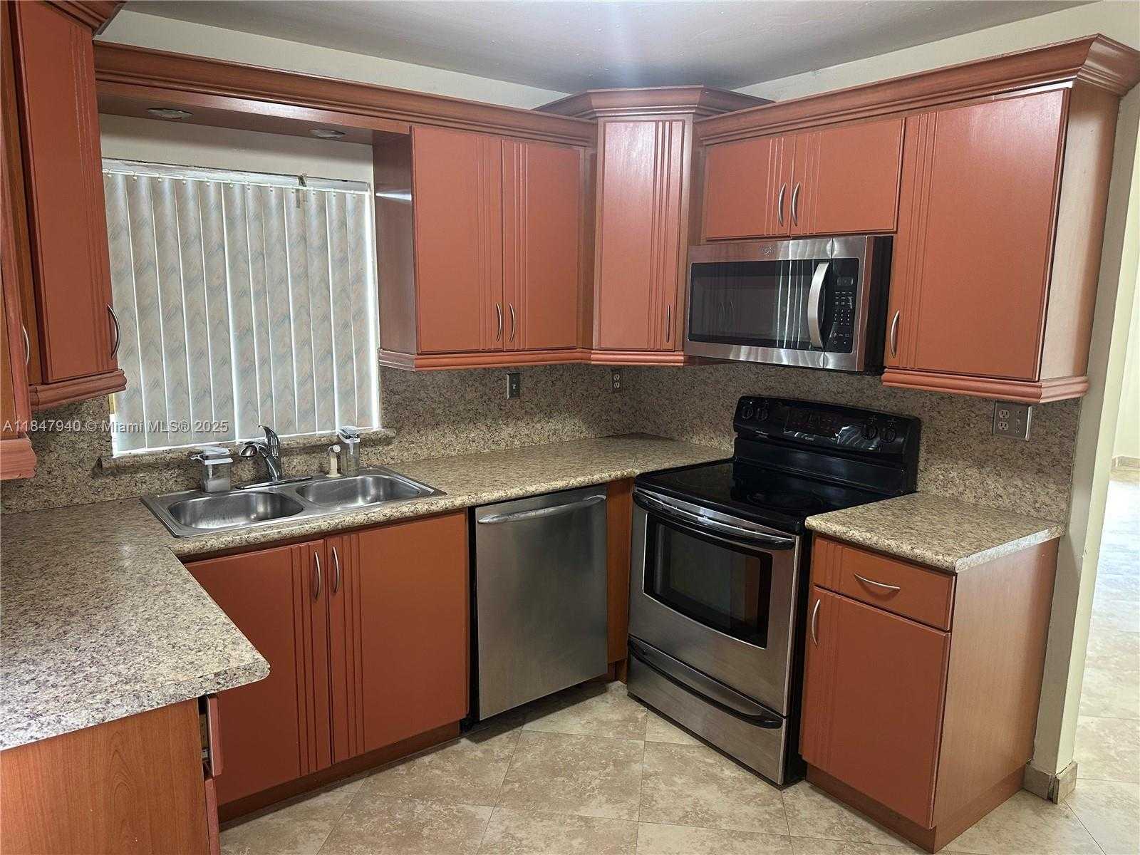 Small Image of 19551 NORTH WEST 57TH PL, Hialeah Number 7