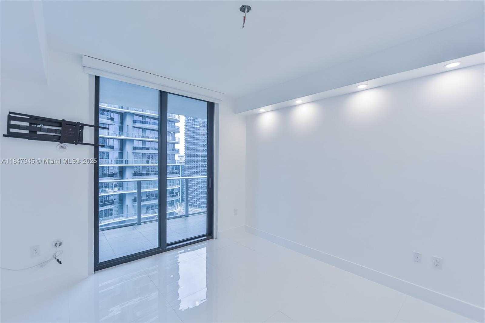 Small Image of 1010 BRICKELL AVE #3107, Miami Number 8