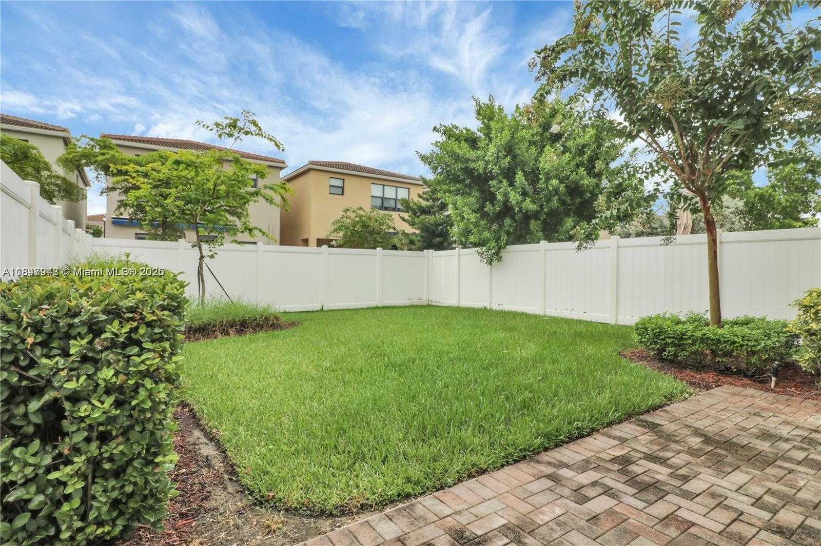 Small Image of 673 NORTH EAST 191ST ST, Miami Number 5