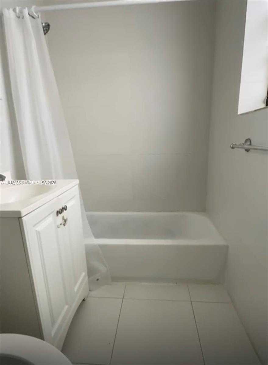 Small Image of 1611 PENNSYLVANIA #12A, Miami Beach Number 2