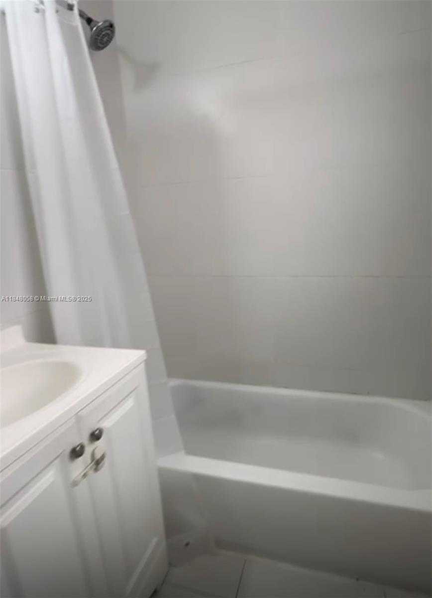 Small Image of 1611 PENNSYLVANIA #12A, Miami Beach Number 3