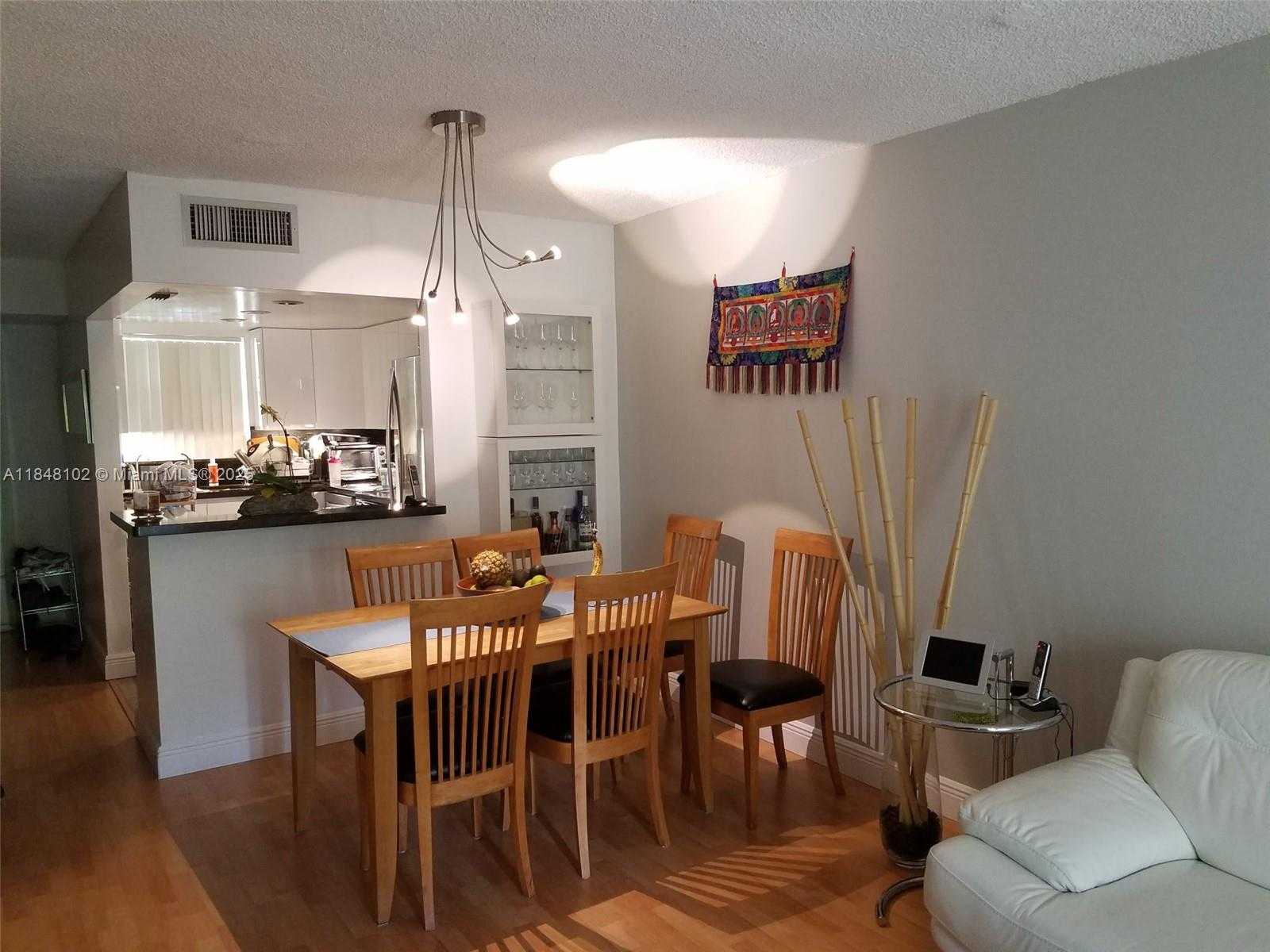 Small Image of 9371 FONTAINEBLEAU BLVD #I208, Miami Number 3