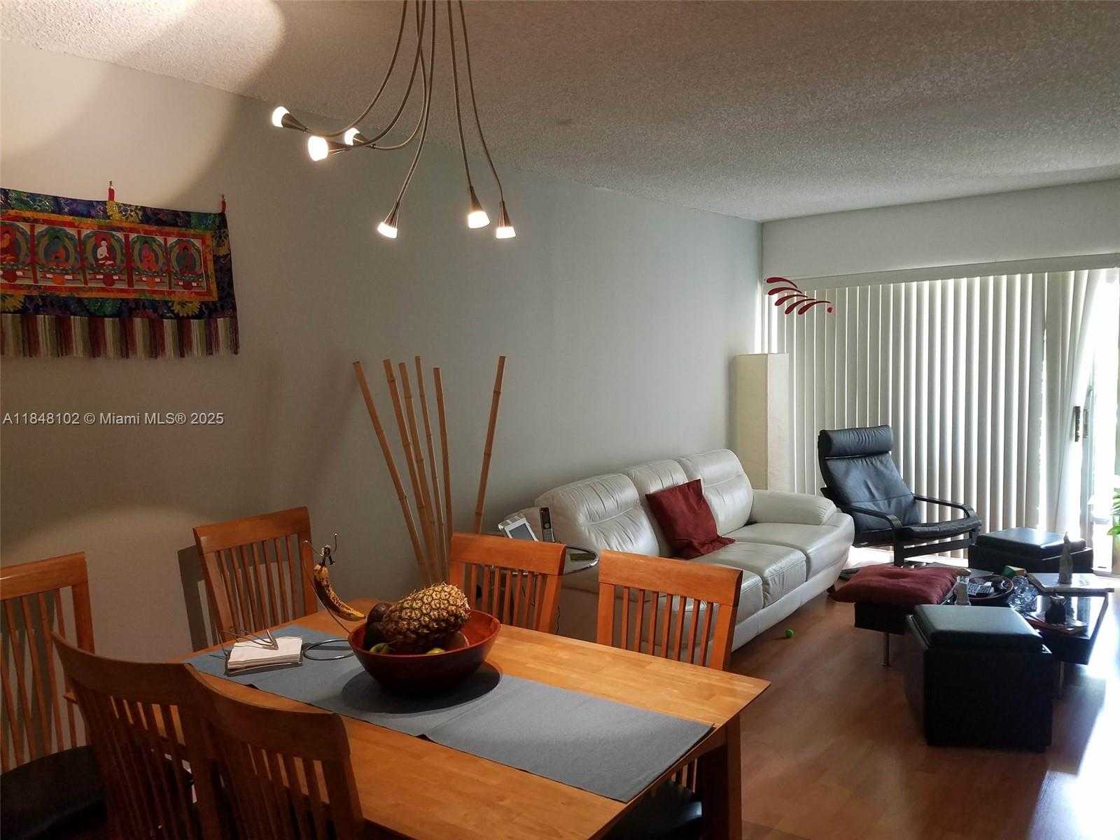 Small Image of 9371 FONTAINEBLEAU BLVD #I208, Miami Number 4