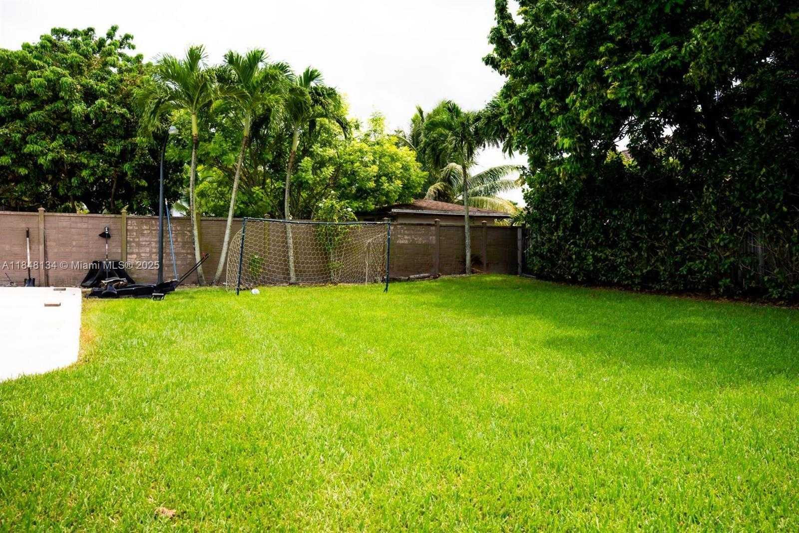 Small Image of 16710 SOUTH WEST 140TH, Miami Number 9