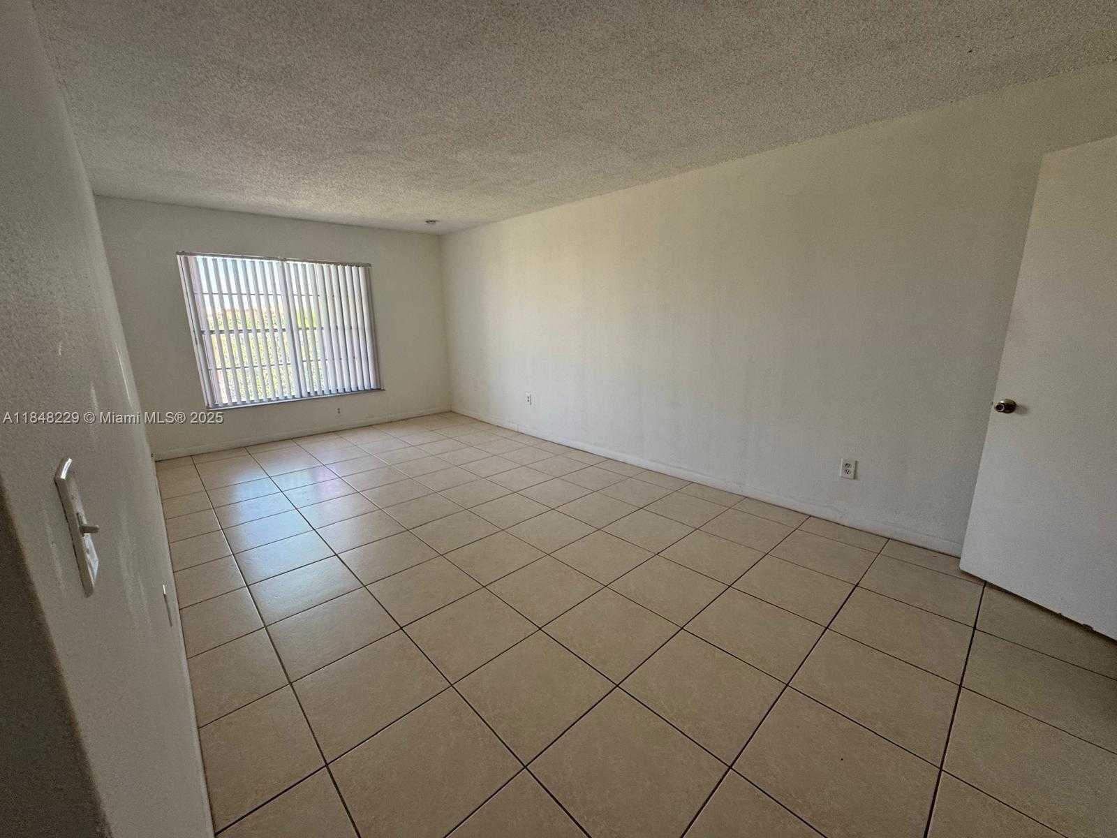 Small Image of 9350 FONTAINEBLEAU BLVD #606, Miami Number 8