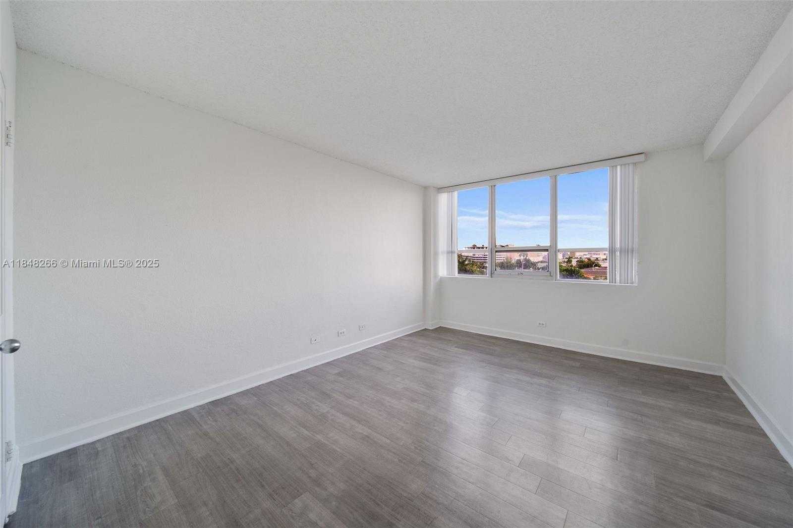 Small Image of 1500 BAY RD #S-1412, Miami Beach Number 19