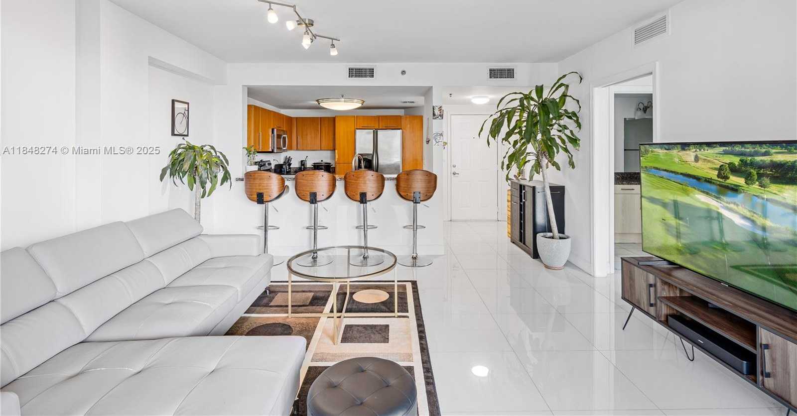 Small Image of 6362 COLLINS AVE #304, Miami Beach Number 4