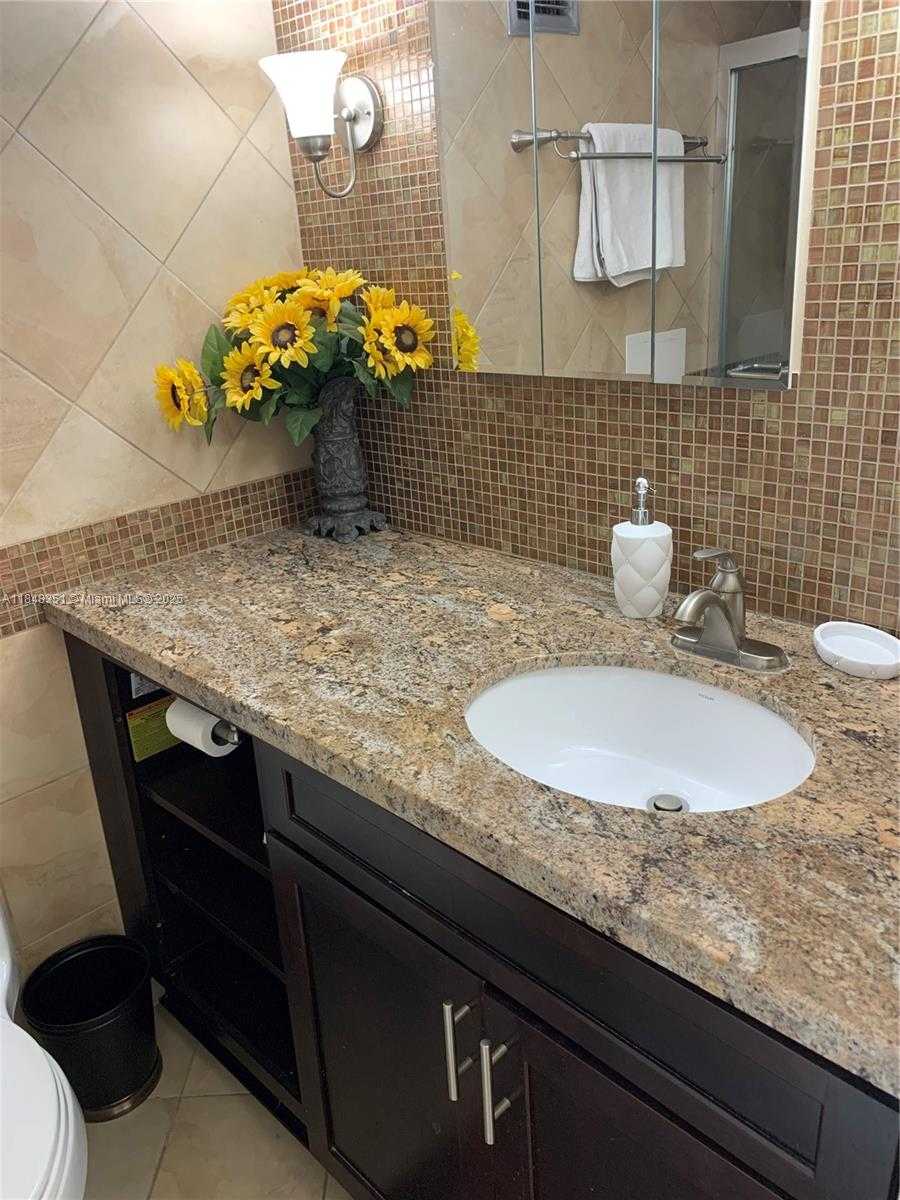 Small Image of 6039 COLLINS AVE #1136, Miami Beach Number 13