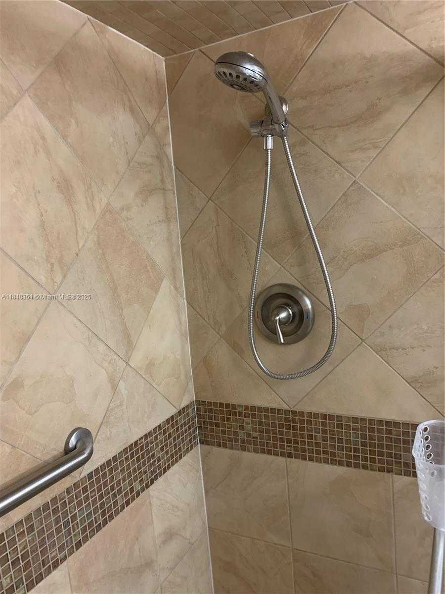 Small Image of 6039 COLLINS AVE #1136, Miami Beach Number 15