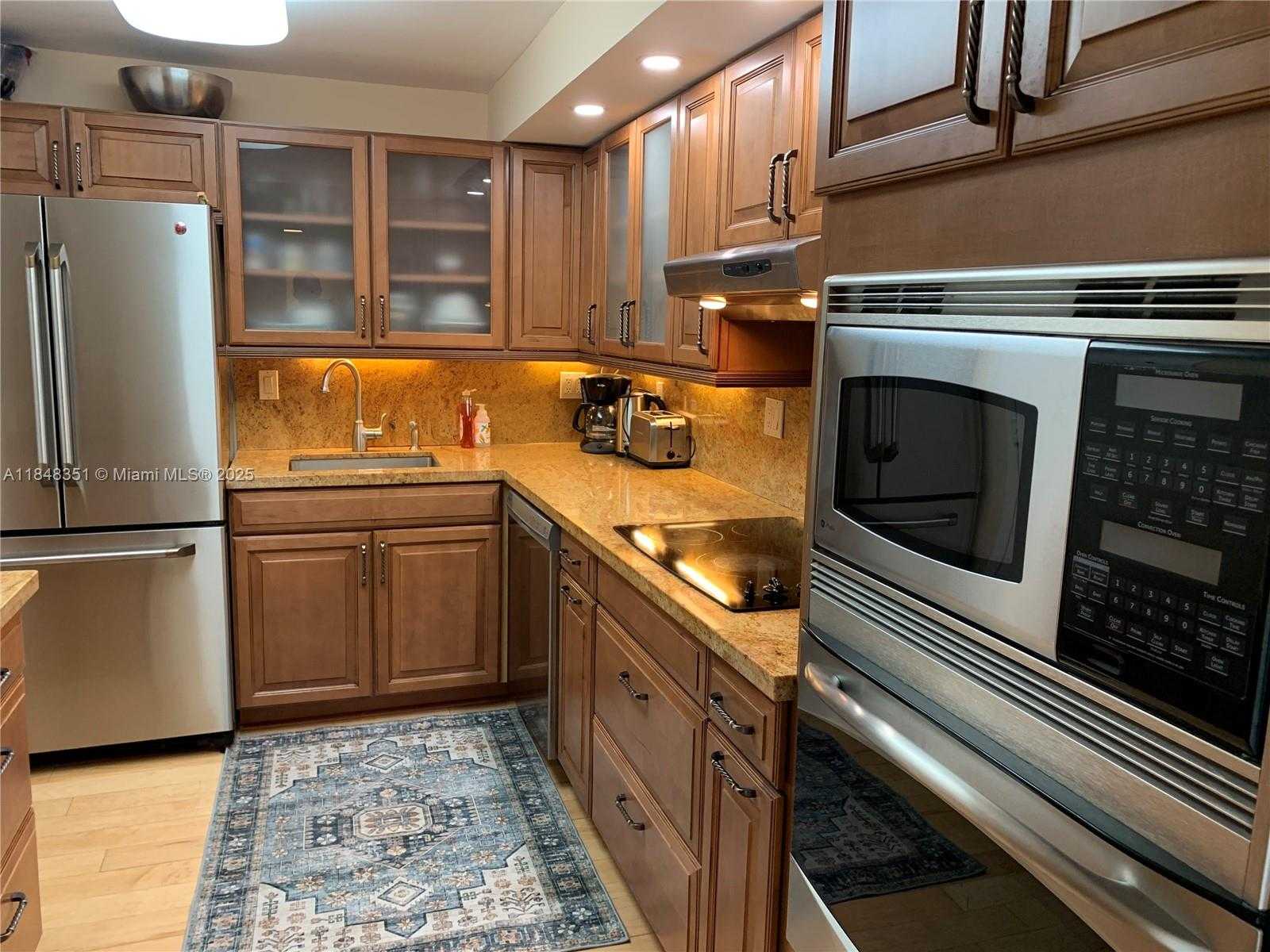Small Image of 6039 COLLINS AVE #1136, Miami Beach Number 2