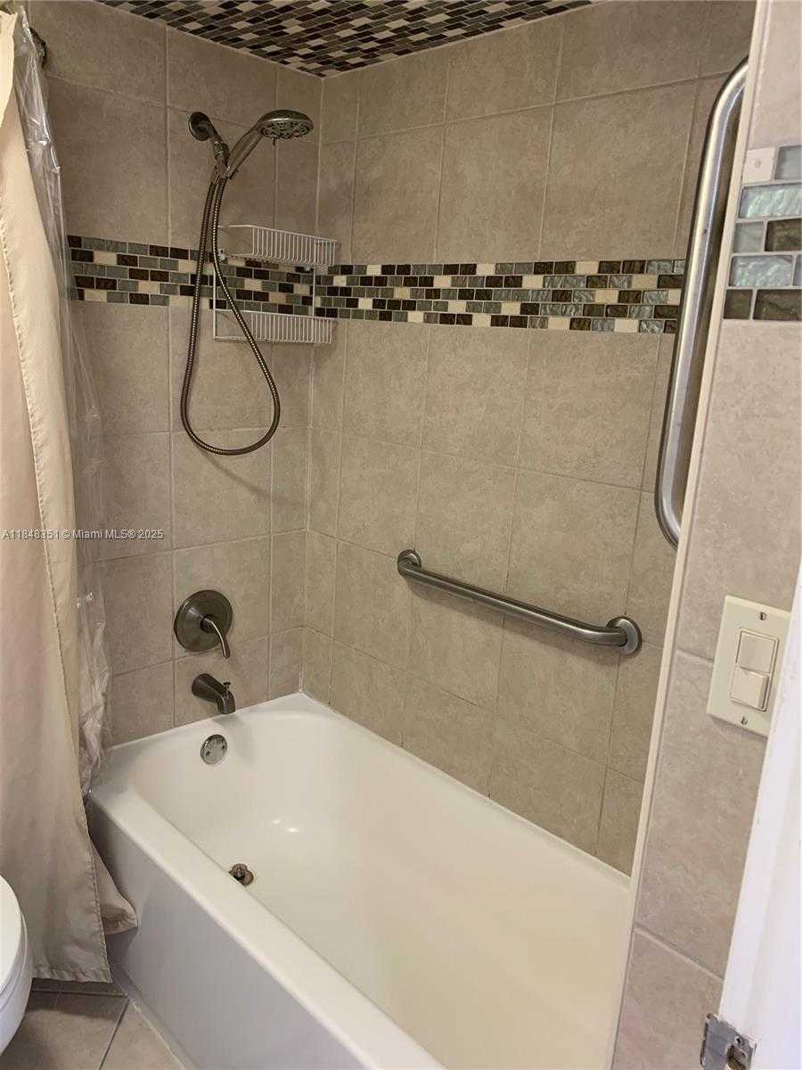 Small Image of 6039 COLLINS AVE #1136, Miami Beach Number 22
