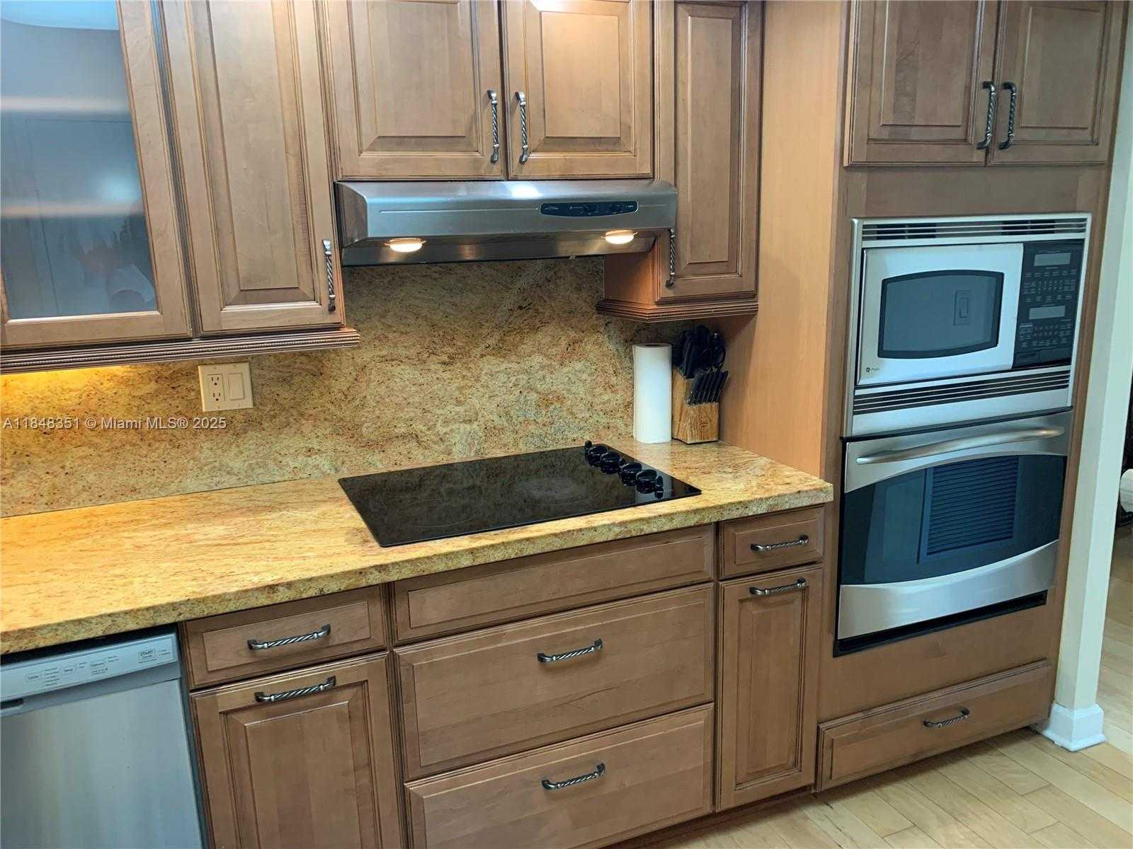 Small Image of 6039 COLLINS AVE #1136, Miami Beach Number 3