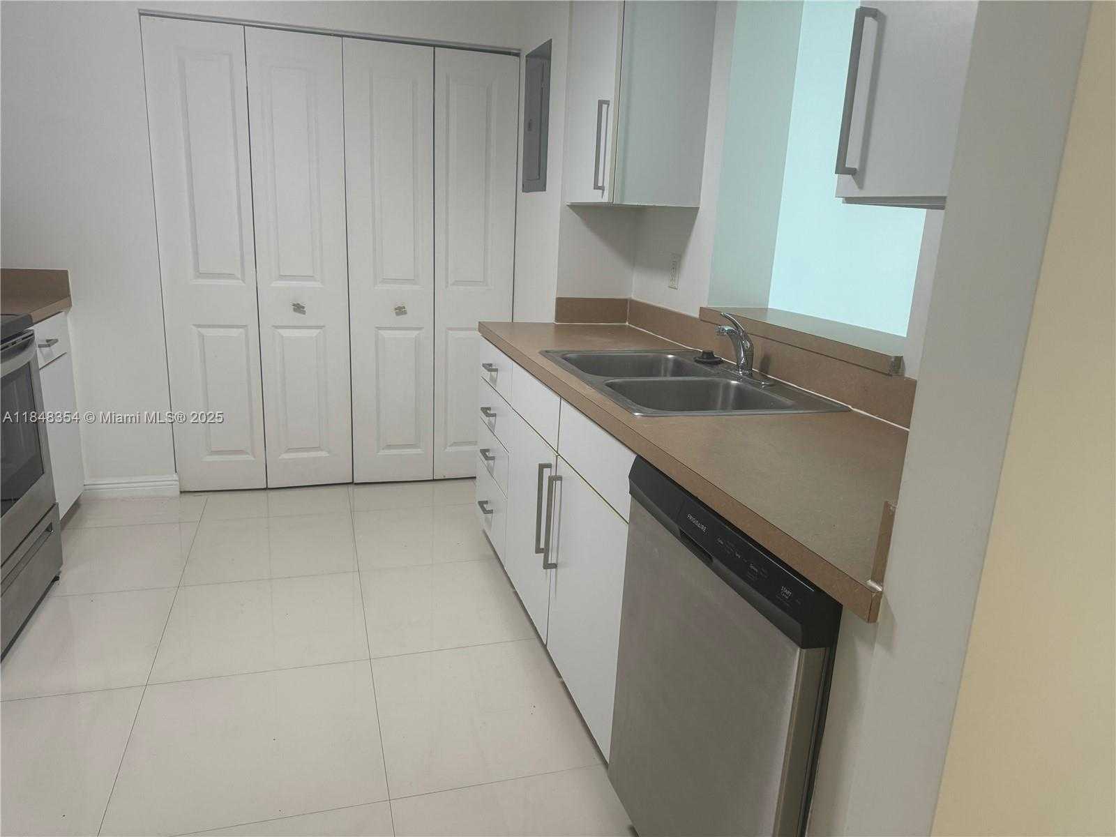 Small Image of 1155 BRICKELL BAY DR #307, Miami Number 3
