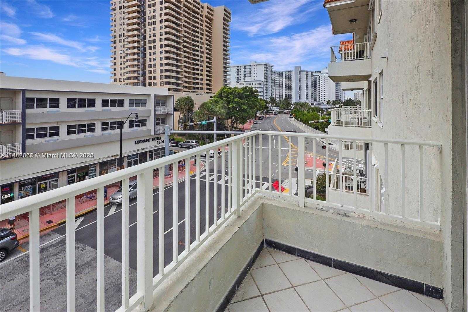 Small Image of 2600 COLLINS AVE #405, Miami Beach Number 11