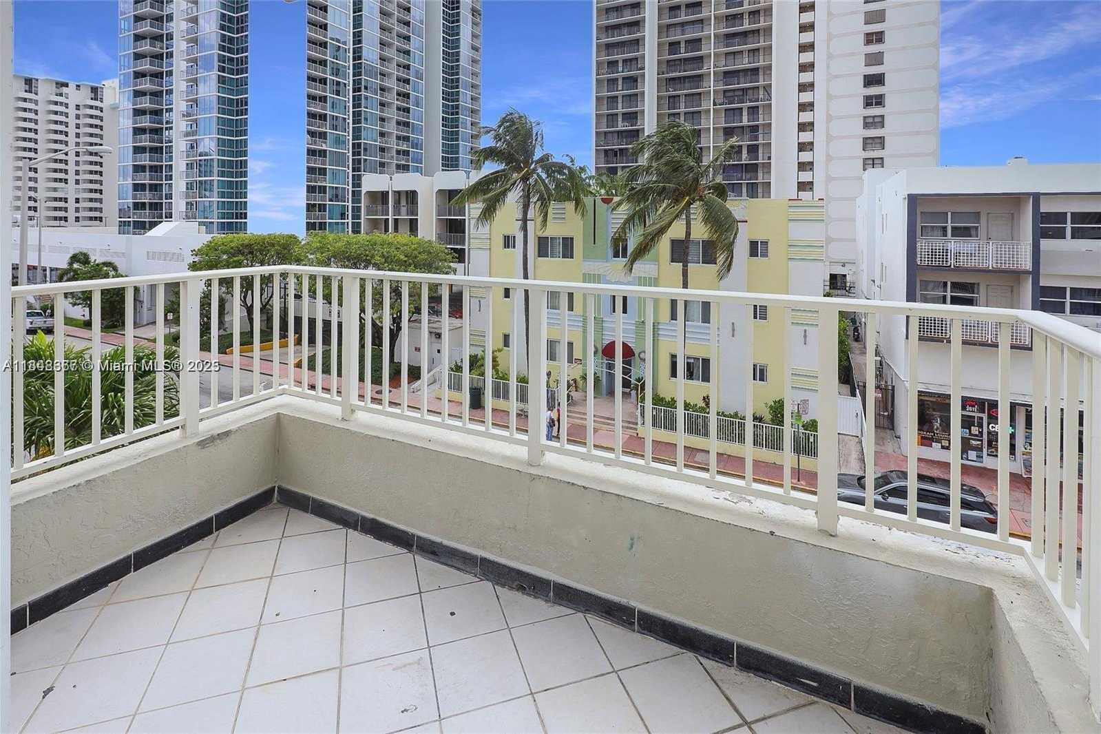 Small Image of 2600 COLLINS AVE #405, Miami Beach Number 12